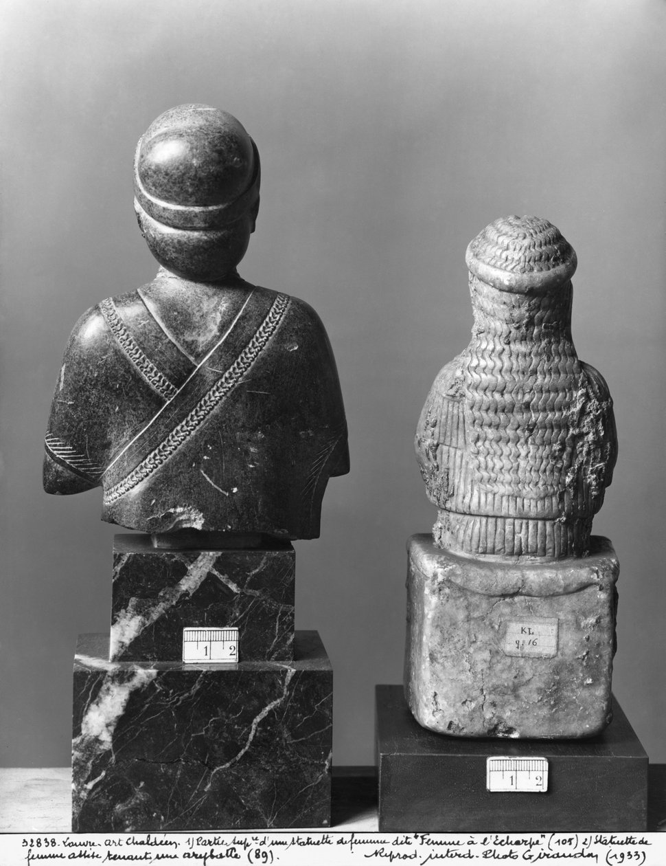 Femme au châle, femme tenant un aryballos, vue de dos, néo-sumérienne, de Telloh, ancienne Girsu, vers 2150 av. J.-C. - Mesopotamian