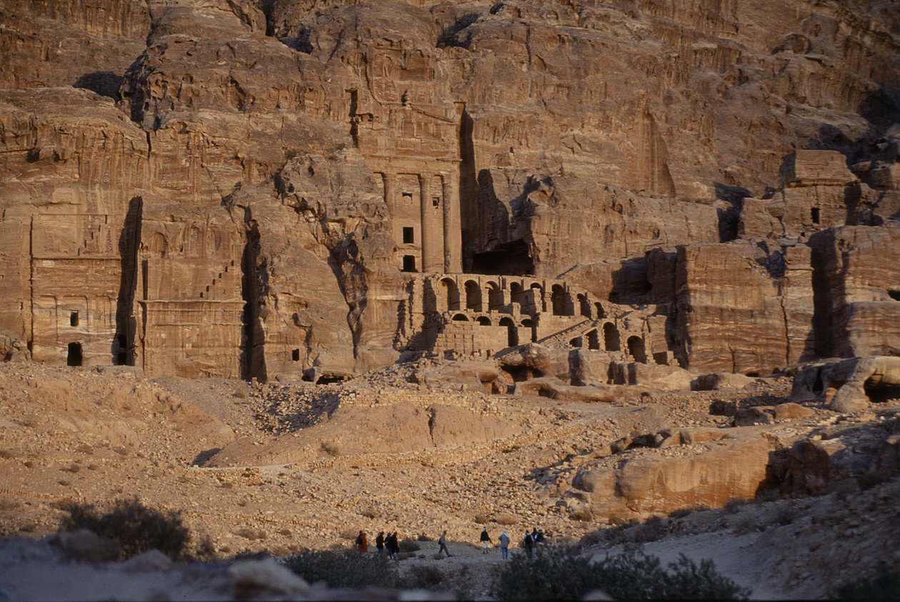 Vue des tombes taillées dans la roche - Nabatean