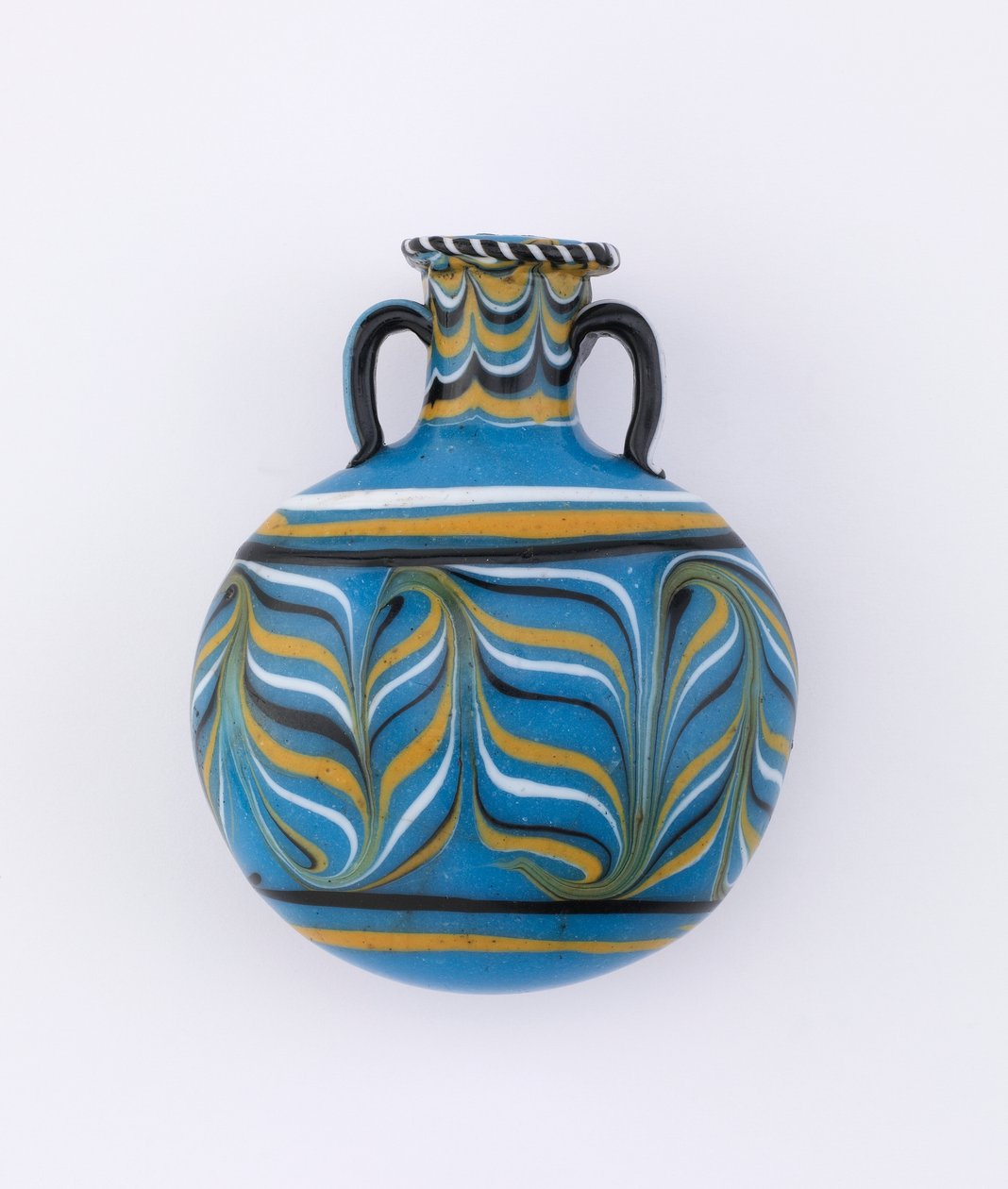 Flacon lenticulaire bleu clair avec motif de plumes traînées en blanc, noir et jaune, XVIIIe dynastie, vers 1539-1295 av. J.-C. - New Kingdom Egyptian