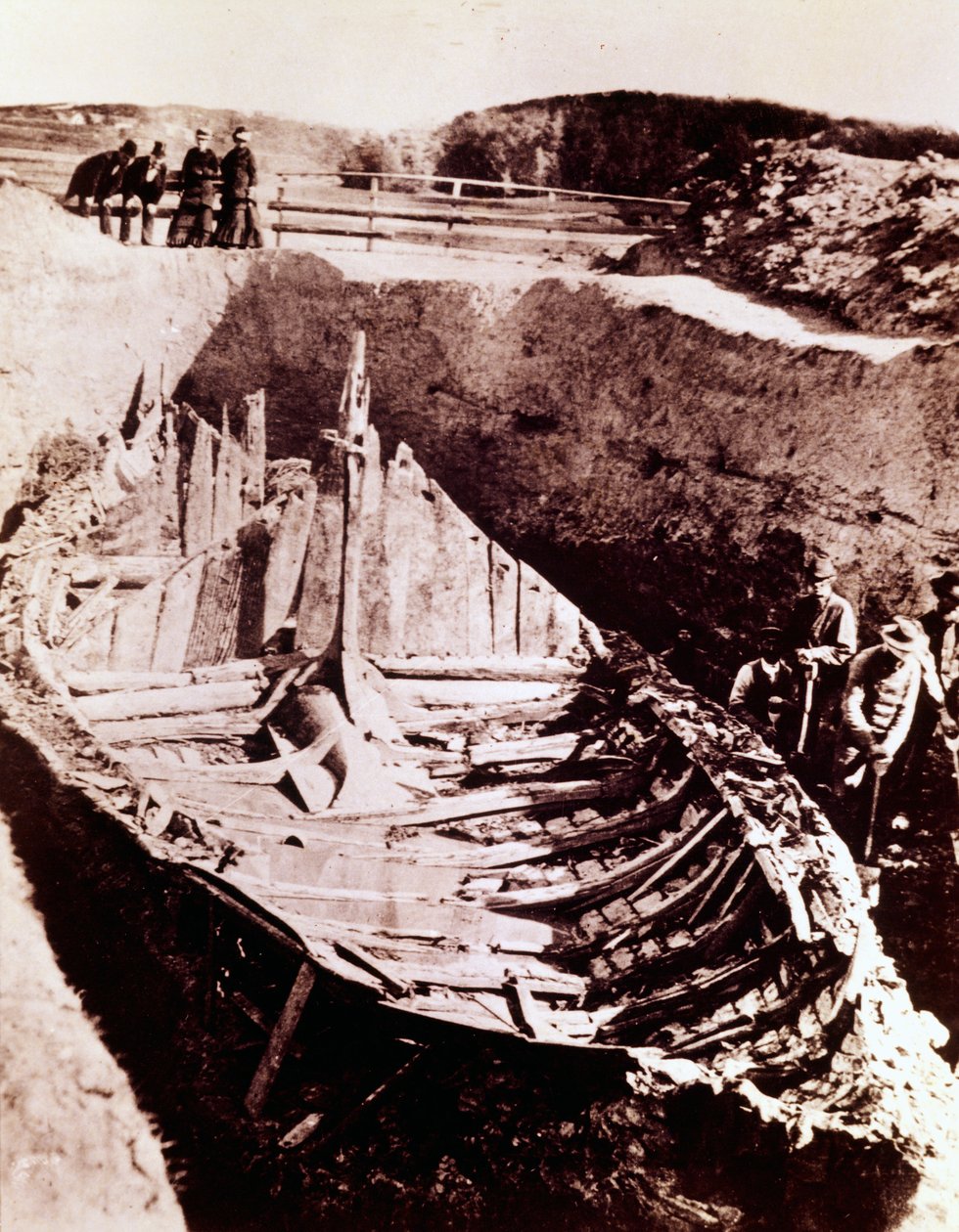 Fouilles du drakkar viking "Gokstad" découvert au IXe siècle en Norvège, 1880 - Norwegian Photographer