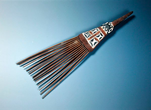 Peigne à dents taillé dans un bâton de bambou, des îles de l