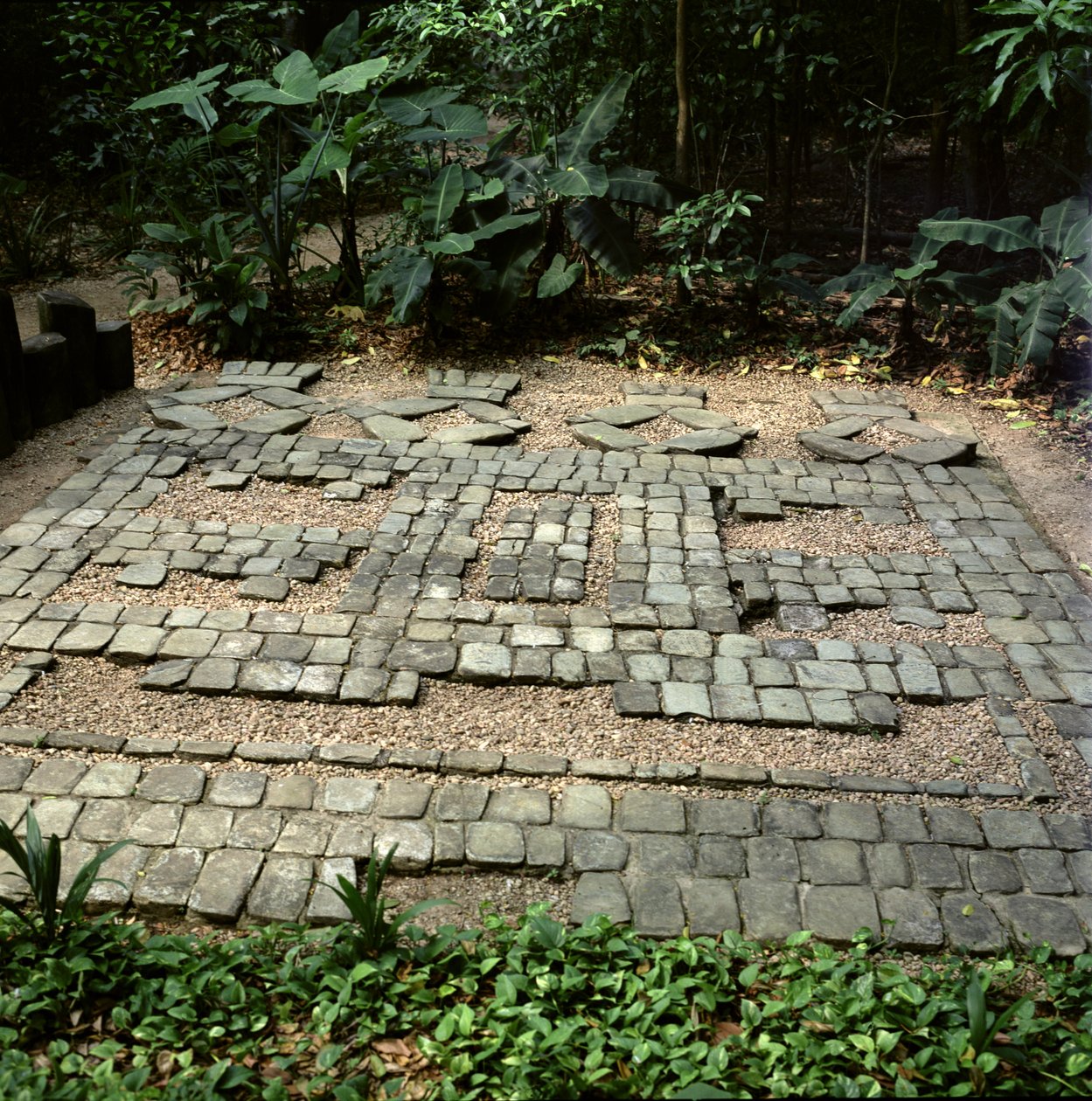 Pavement représentant une bouche stylisée de jaguar, période pré-classique - Olmec