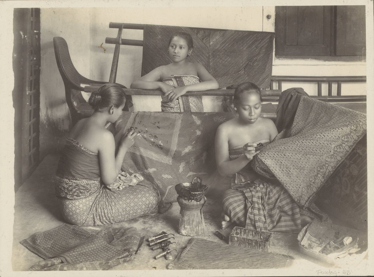 Trois femmes indiennes faisant du batik - Onnes Kurkdjian