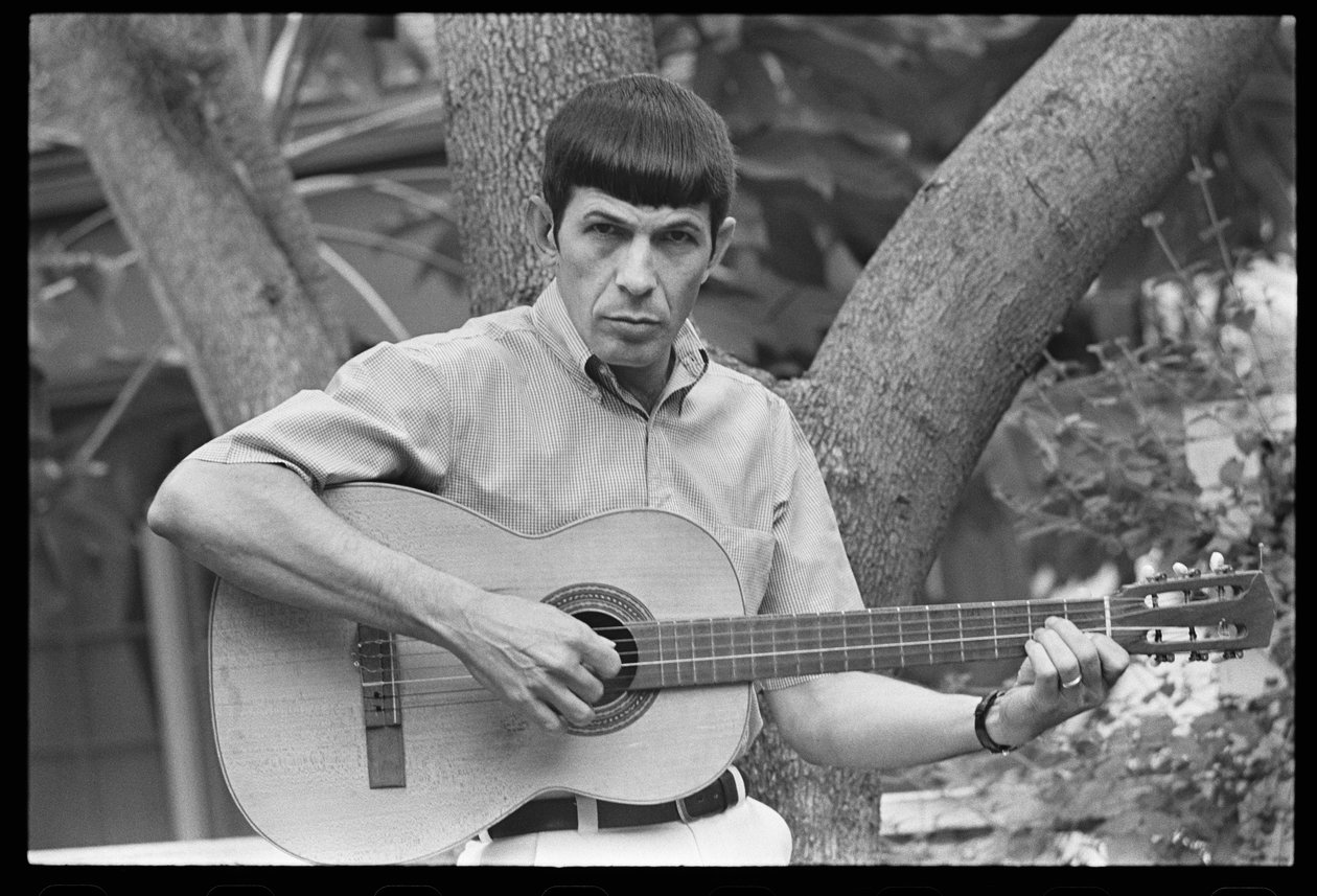 Leonard Nimoy joue de la guitare - Orlando Suero