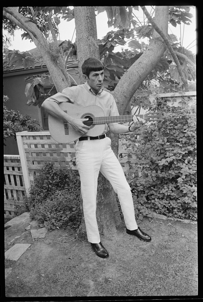 Leonard Nimoy joue de la guitare - Orlando Suero