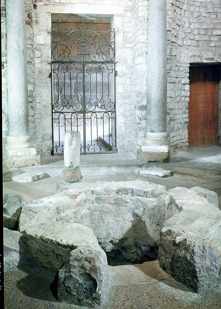 Intérieur du baptistère octogonal de la cathédrale - Paleo Christian