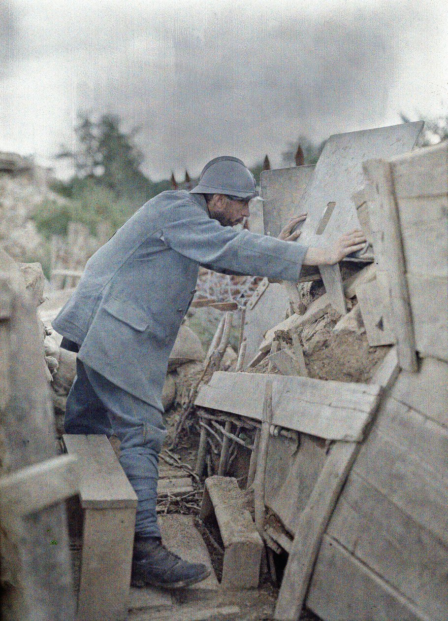 Un soldat français dans le poste de guet de l