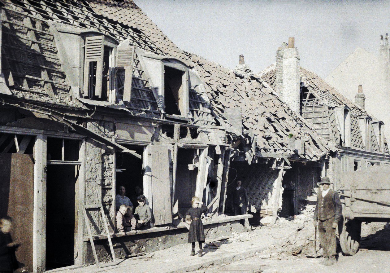 Bâtiments endommagés après les bombardements des 10 et 11 septembre dans la ville de Rosendaël près de Dunkerque, Région Nord-Pas-de-Calais, France, 11 septembre 1917 - Paul Castelnau