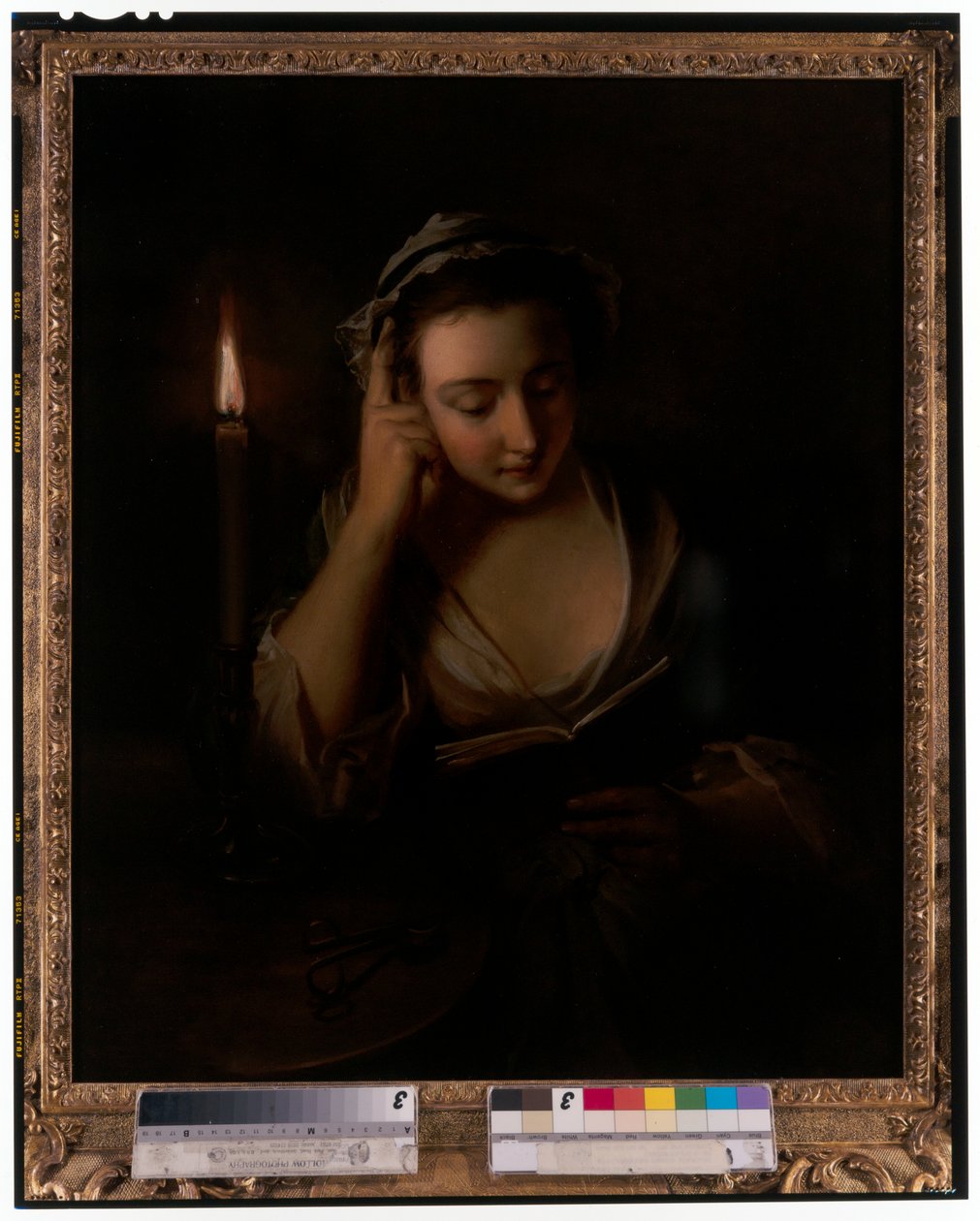 Une jeune fille lisant à la lumière d