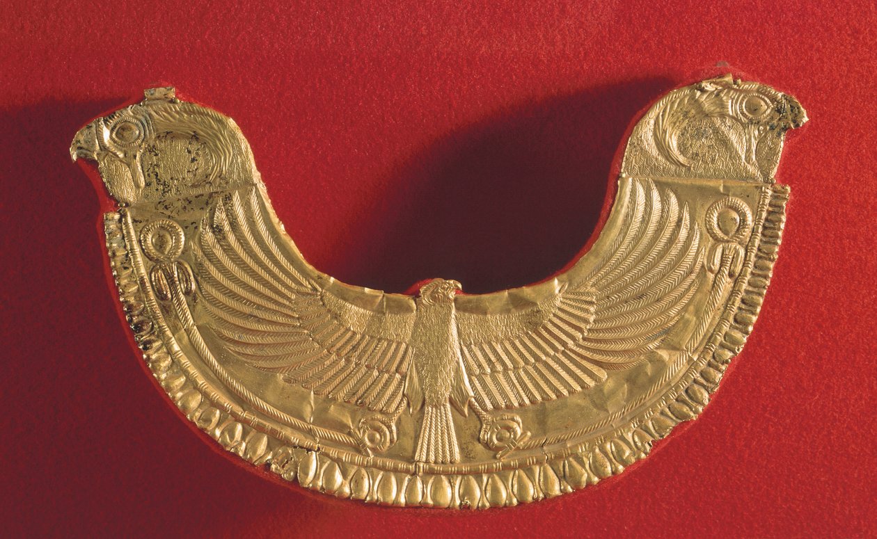 Ornement pectoral avec des extrémités en forme de tête de faucon et décoré d