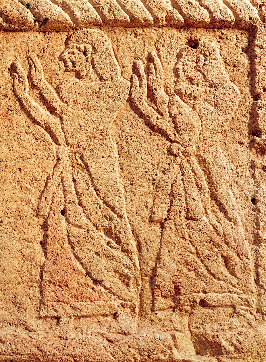Relief représentant des serviteurs rendant hommage au roi, détail du sarcophage d