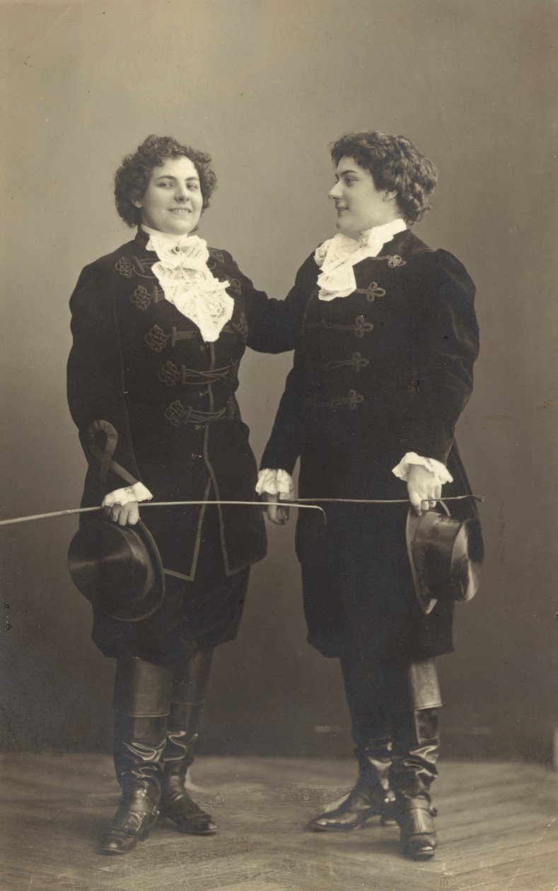 Deux femmes en costume d