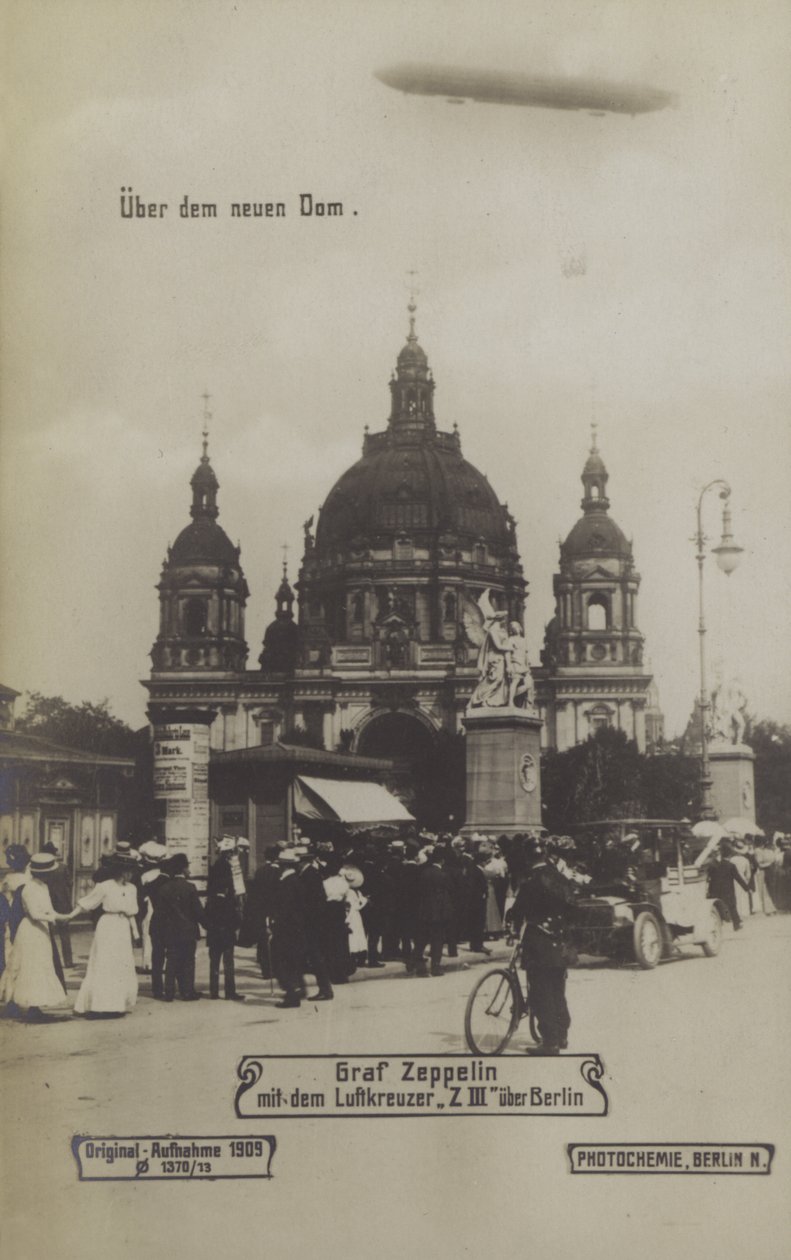 Zeppelin LZ III survolant la cathédrale de Berlin - Photographer German