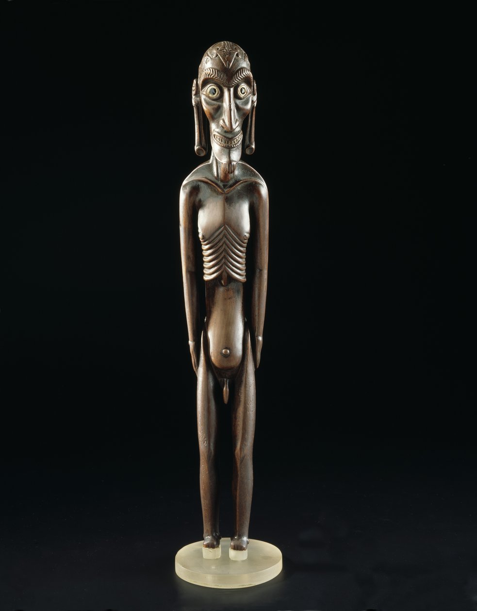 Figure en bois sculptée en forme d