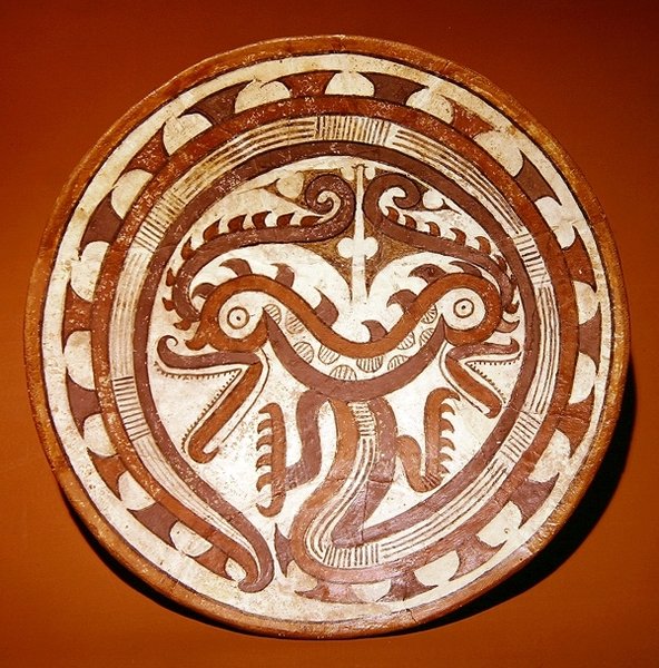 Assiette représentant des têtes de crocodile jumelles sur un corps de serpent enroulé, style Cocle tardif - Pre Columbian Pre Columbian