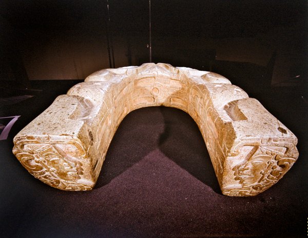 Vue arrière du joug utilisé dans les jeux de balle, Vera Cruz - Pre Columbian Pre Columbian