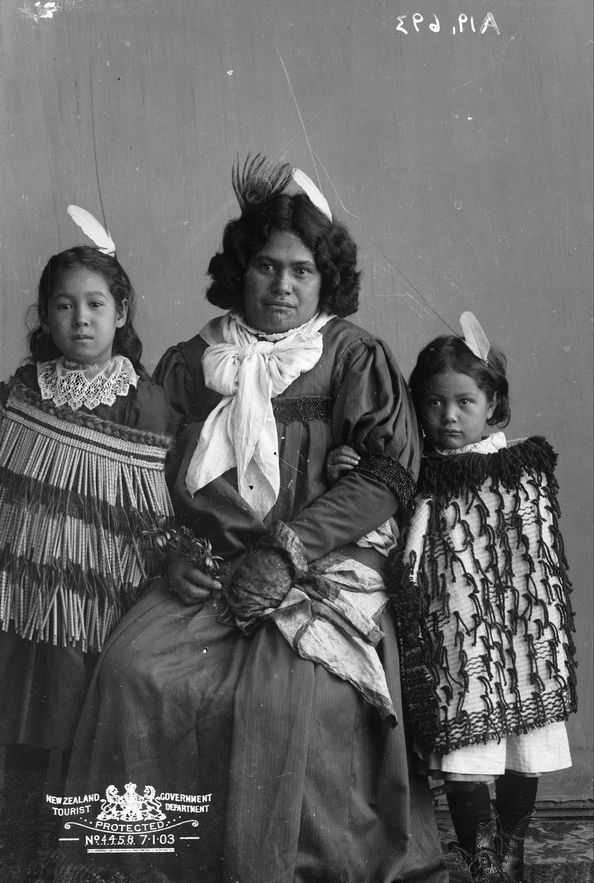 Femme maorie et deux enfants - Pulman and Son
