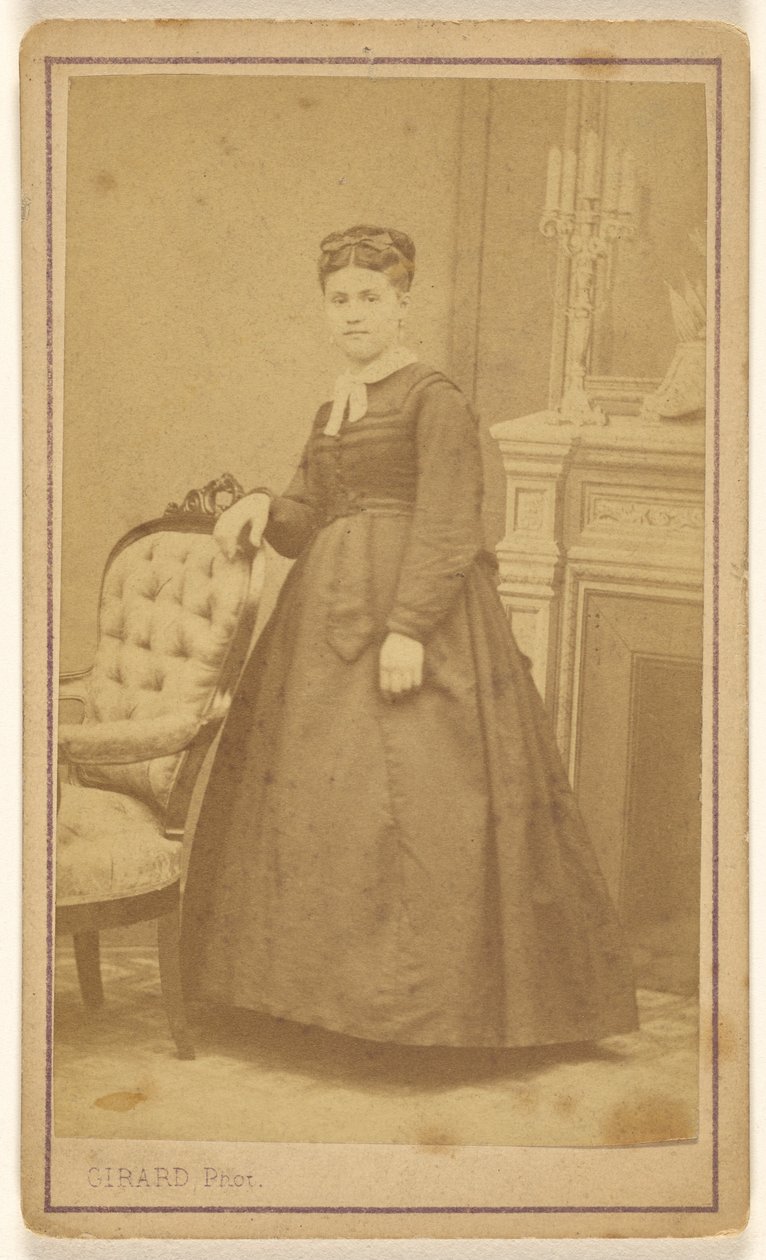 [Femme non identifiée, debout] - R. Girard