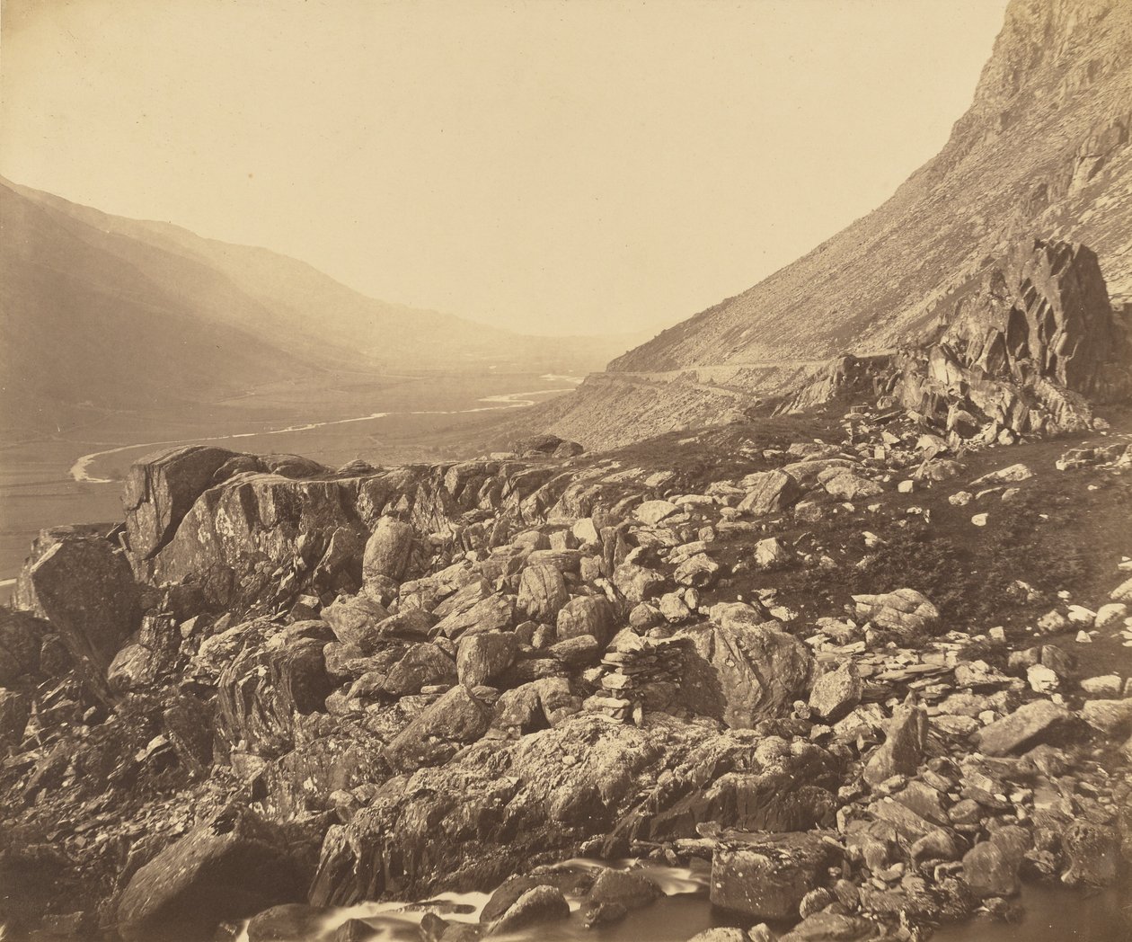Rochers à la tête de Glyn Francon. - Roger Fenton