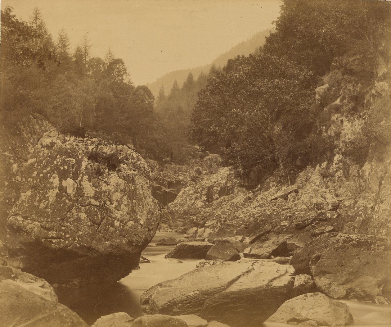 Roches dans le Lwgwy : Bettws-y-Coed. - Roger Fenton