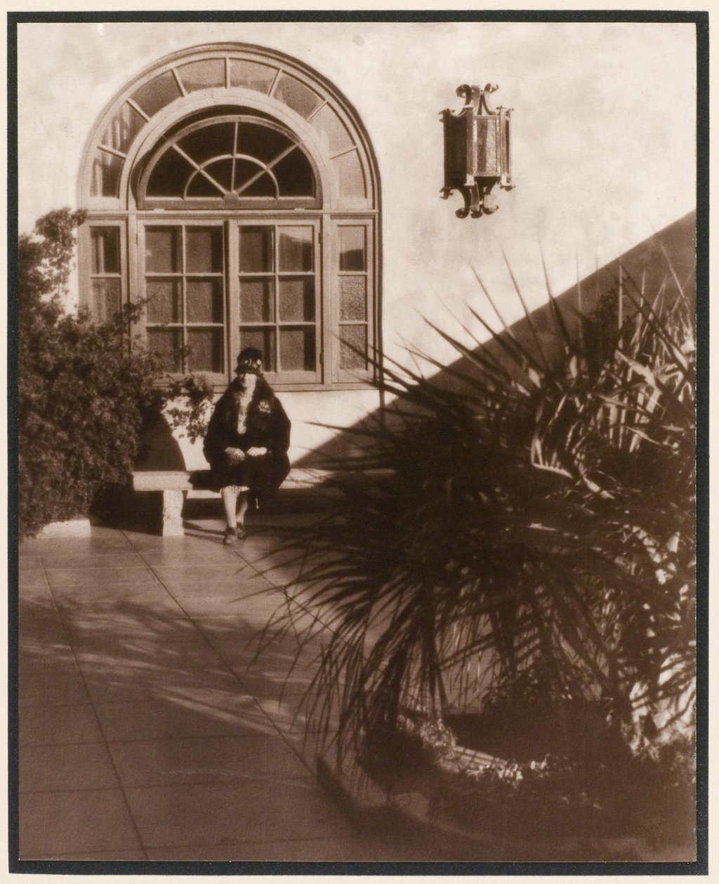 Florence dans le patio - Roland Ernest Schneider