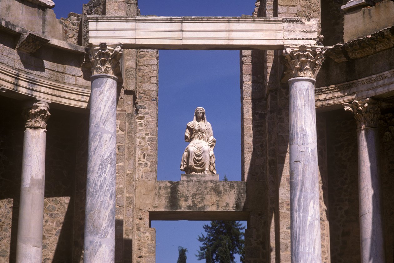 Une statue sur un linteau - Roman