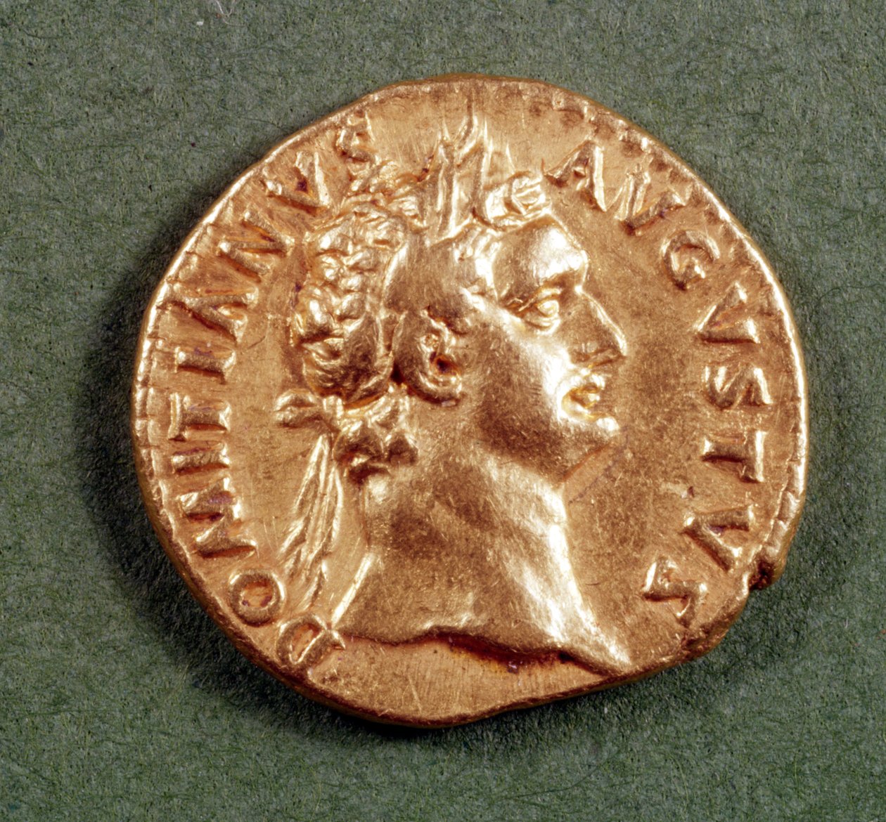 Aureus (avers) de Domitien (AD 81-96) portant une couronne de laurier. Inscription : DOMITIANVS AVGVSTVS - Roman