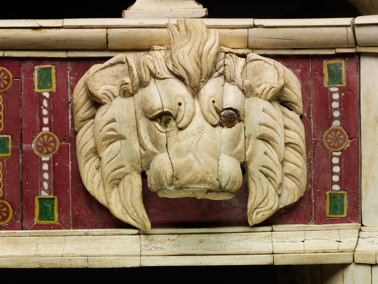 Détail de canapé avec sculpture en os de tête de lion et yeux incrustés de verre, vers 100 apr. J.-C. - Roman