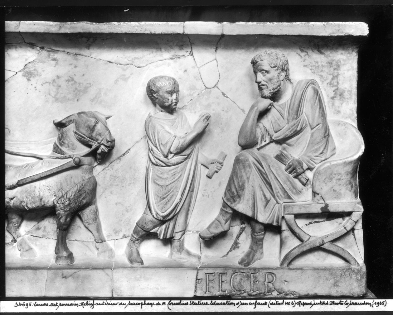 (détail) du sarcophage de Cornelius Statius représentant un enfant récitant sa leçon aux pieds de son professeur - Roman