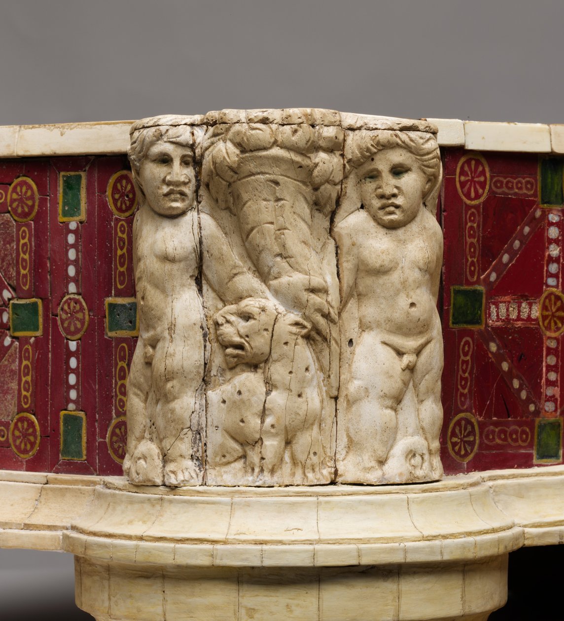 Détail de tabouret avec sculpture en os de cupidons, léopards et corne d