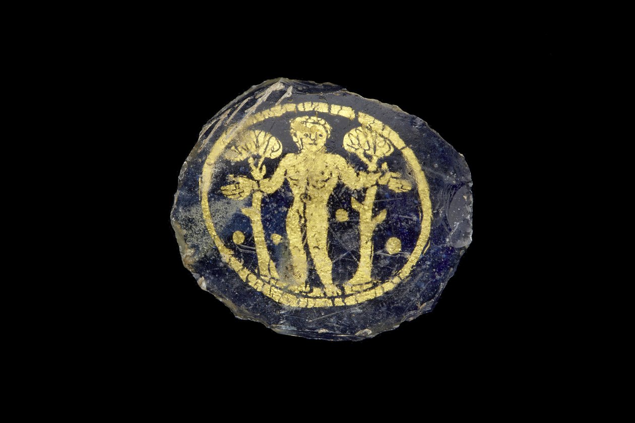 Médaillon avec figure nue imberbe aux cheveux courts entre deux arbres, 3e-4e siècle après J.-C. (or et verre) - Roman