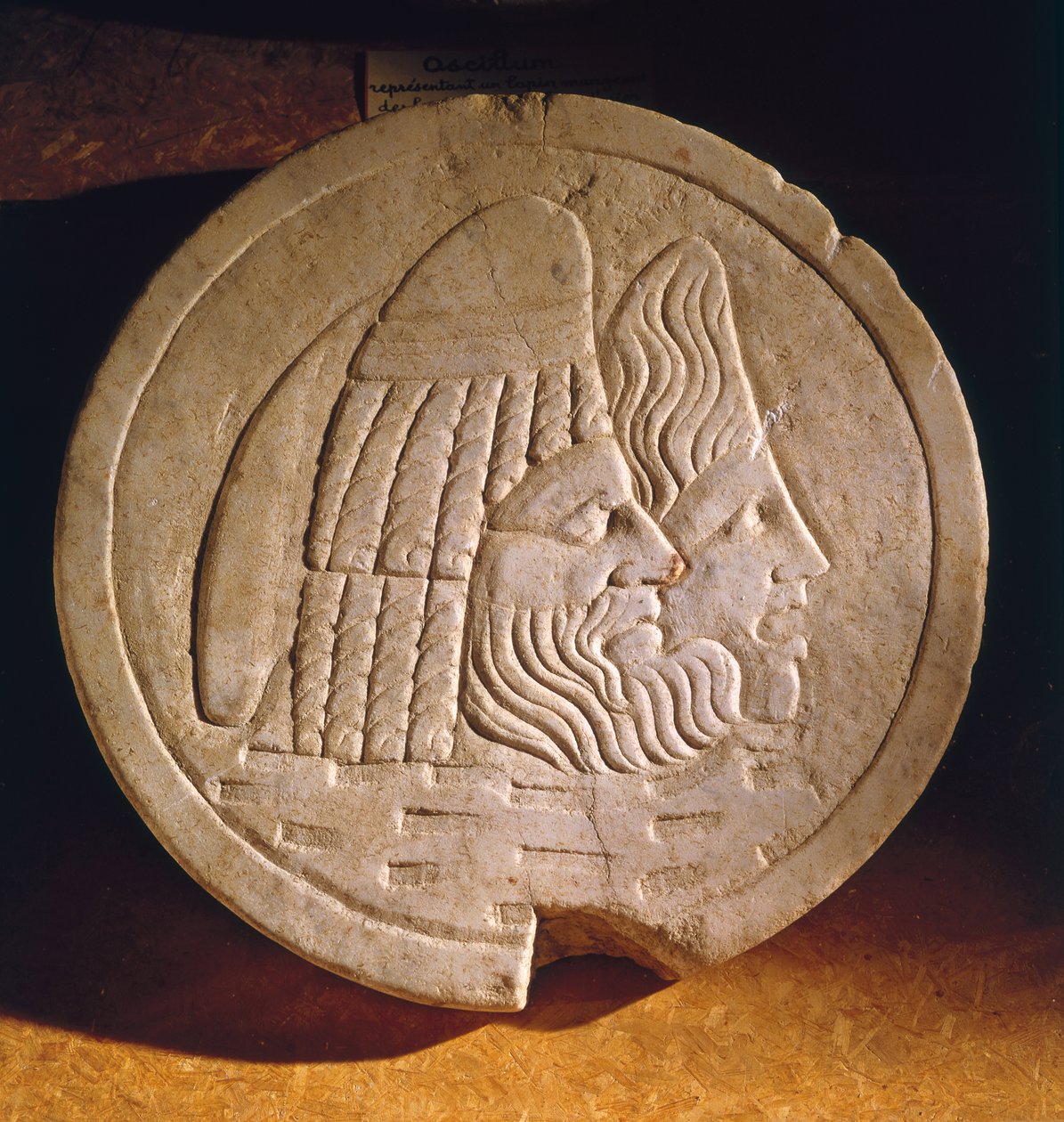 Oscillum représentant des masques théâtraux - Roman