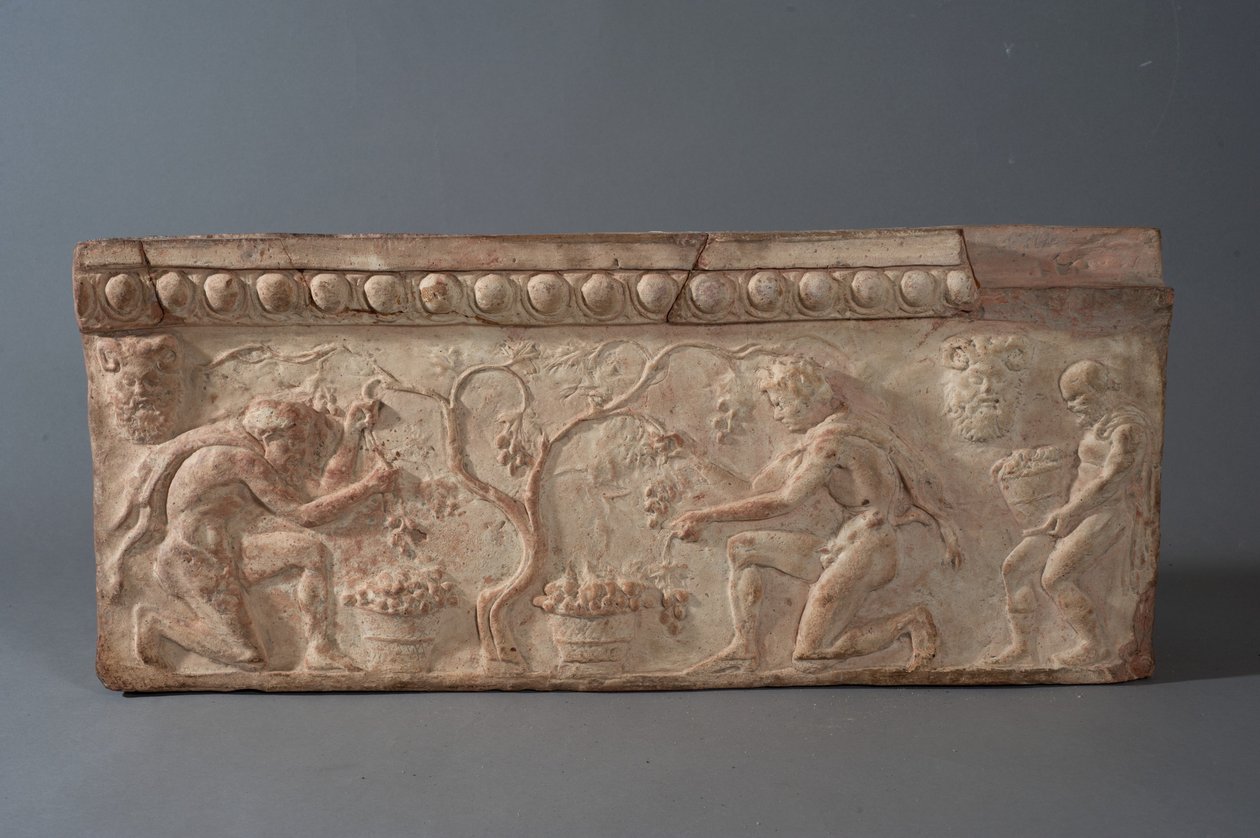 Plaque avec des satyres récoltant des raisins - Roman