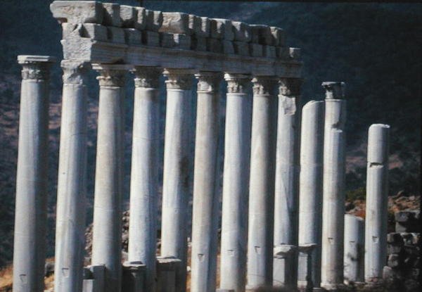 Ruines du temple de Trajan - Roman