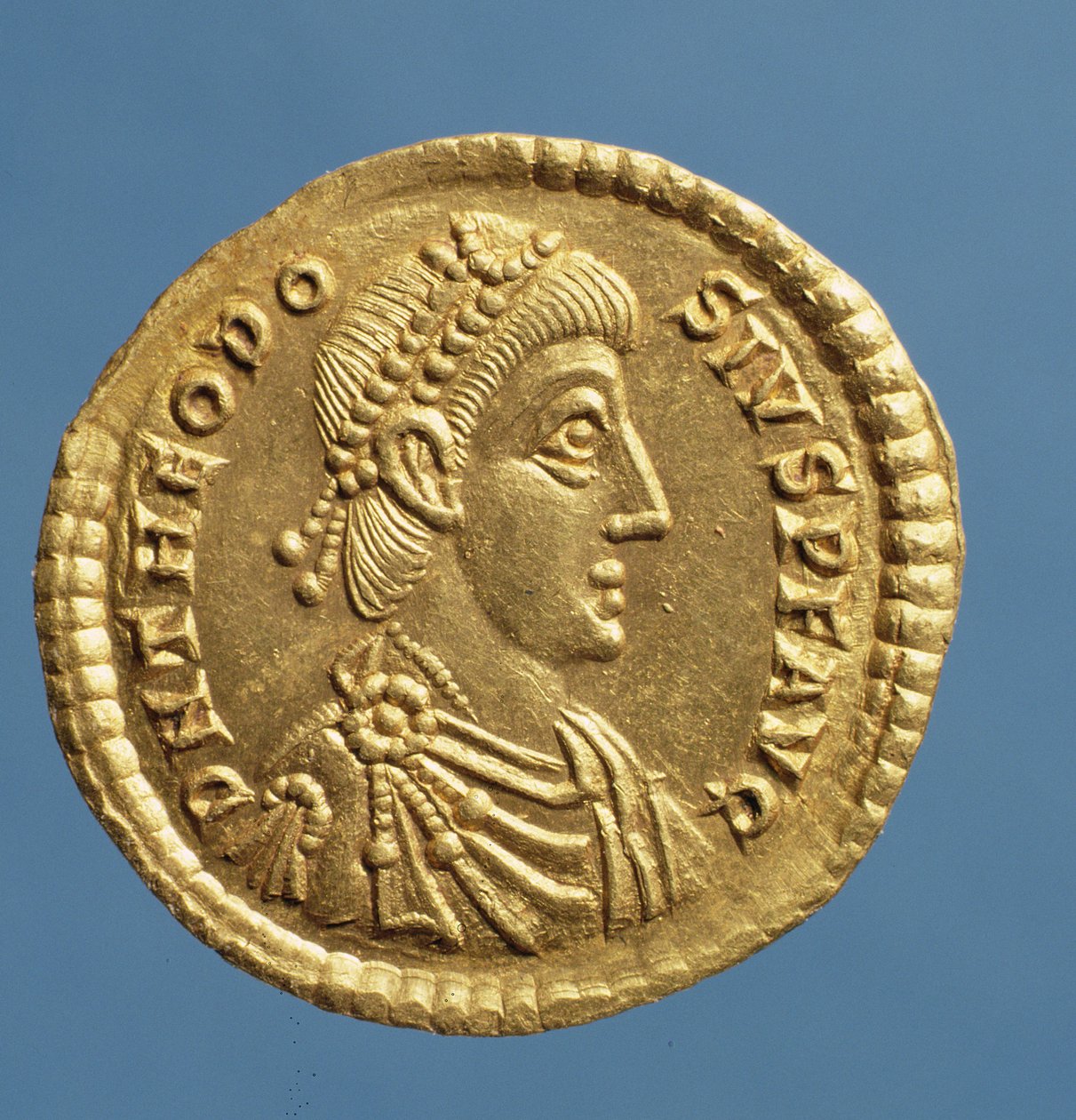 Solidus (avers) de Théodose Ier le Grand (379-395) drapé, cuirassé portant un diadème. Inscription : D N THEODOSIVS P F AVG - Roman