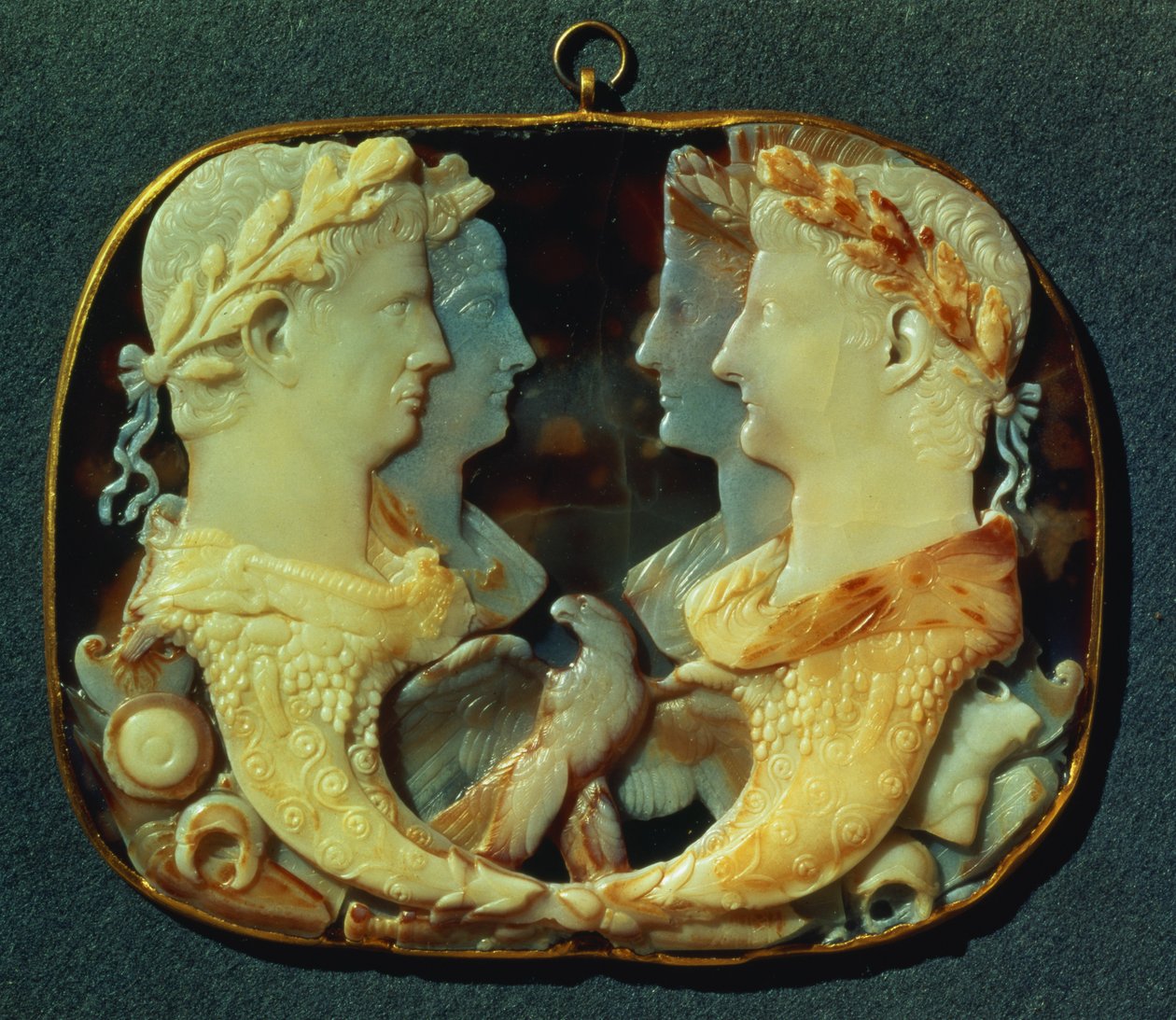 Le Gemma Claudia, un camée portant les profils de quatre empereurs romains, à gauche : Claude et sa femme Agrippine la Jeune, à droite : Germanicus et sa femme Agrippine l