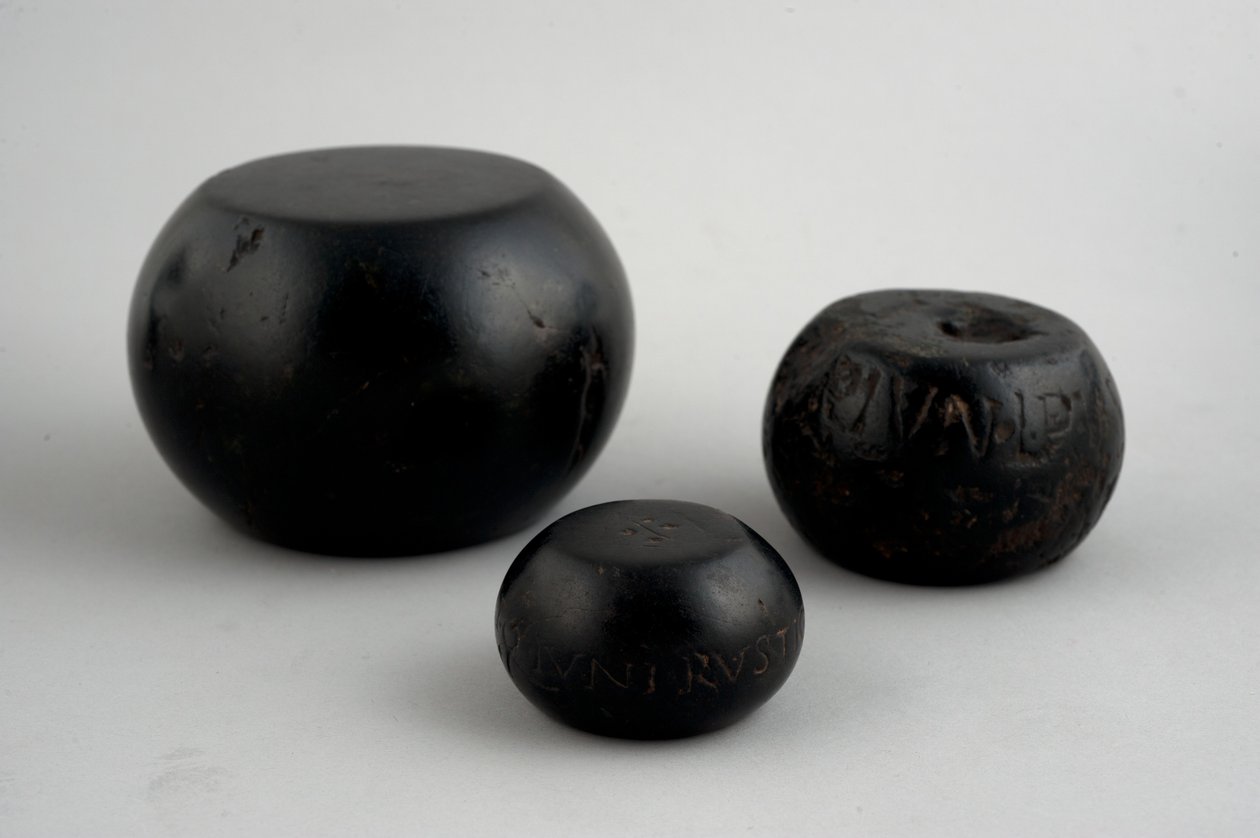 Poids (basalte) - Roman