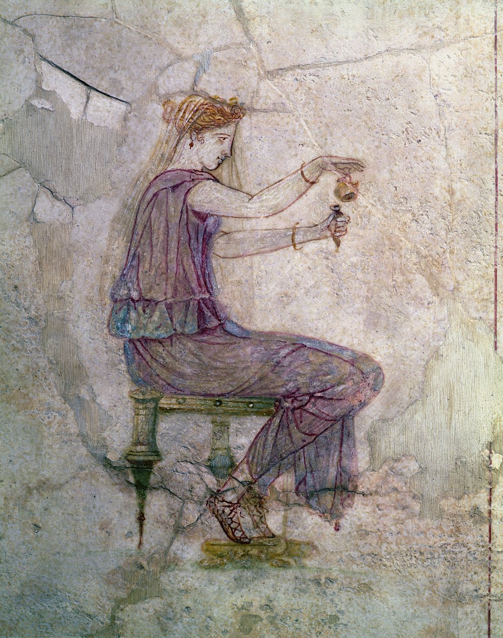 Femme versant du parfum dans un flacon - Roman