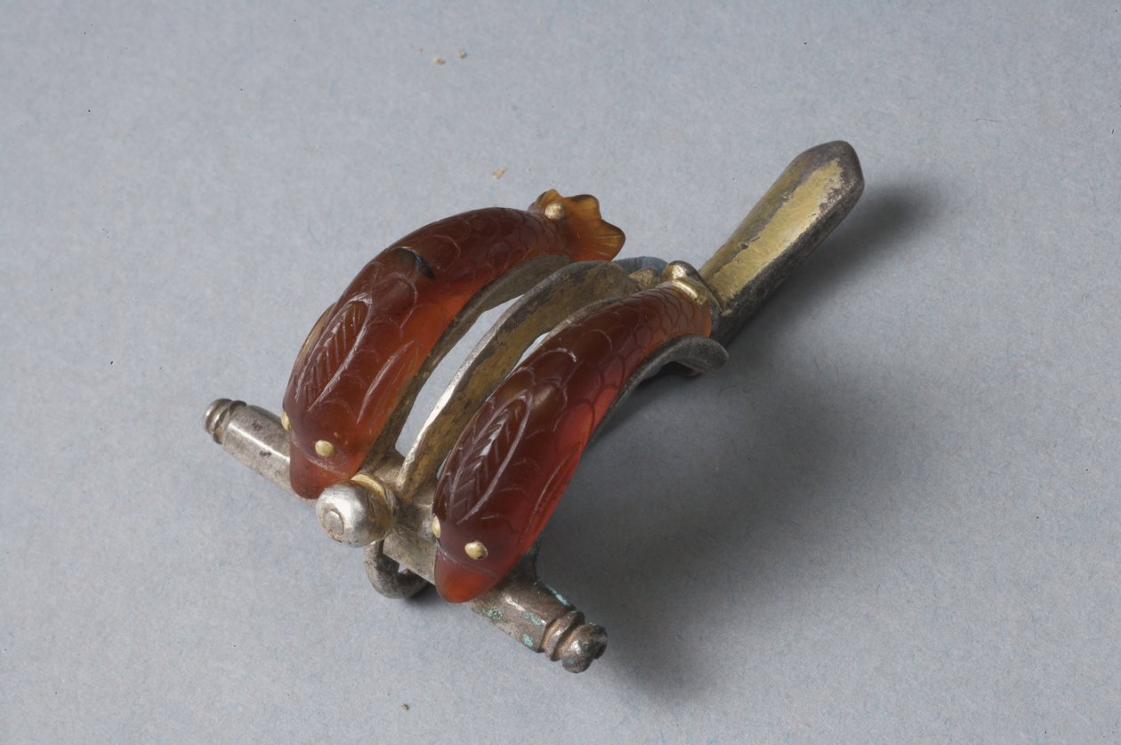 Fibule avec dauphins (cornaline, or et argent) - Roman Imperial Period