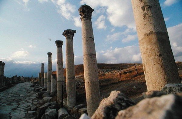 Vue de la rue des colonnes, construite vers 39-76 avant J.-C. - Roman Roman