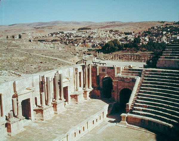 Vue du théâtre sud, construit vers 90 après J.-C. - Roman