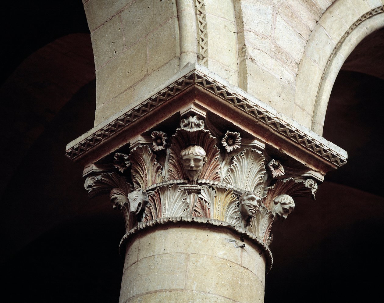 Chapiteau sculpté - Romanesque