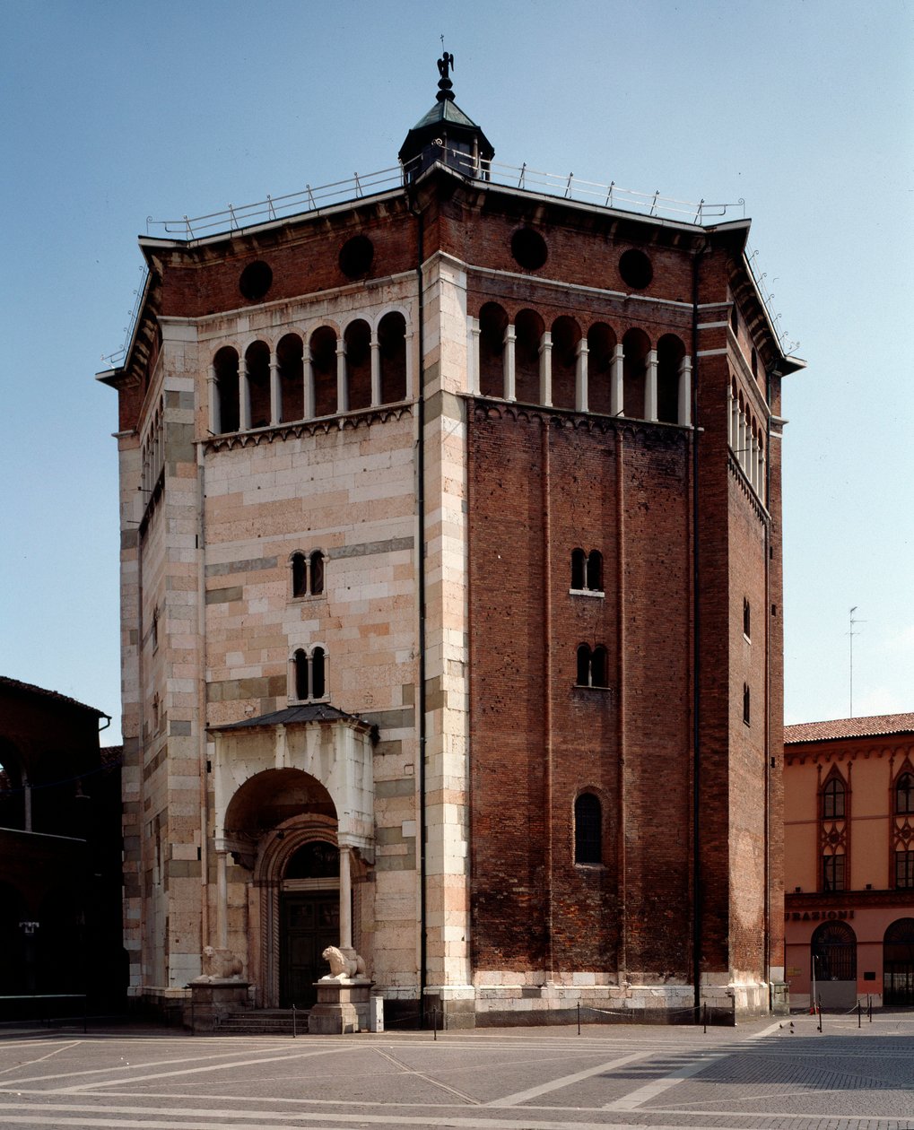 Vue extérieure du baptistère - Romanesque