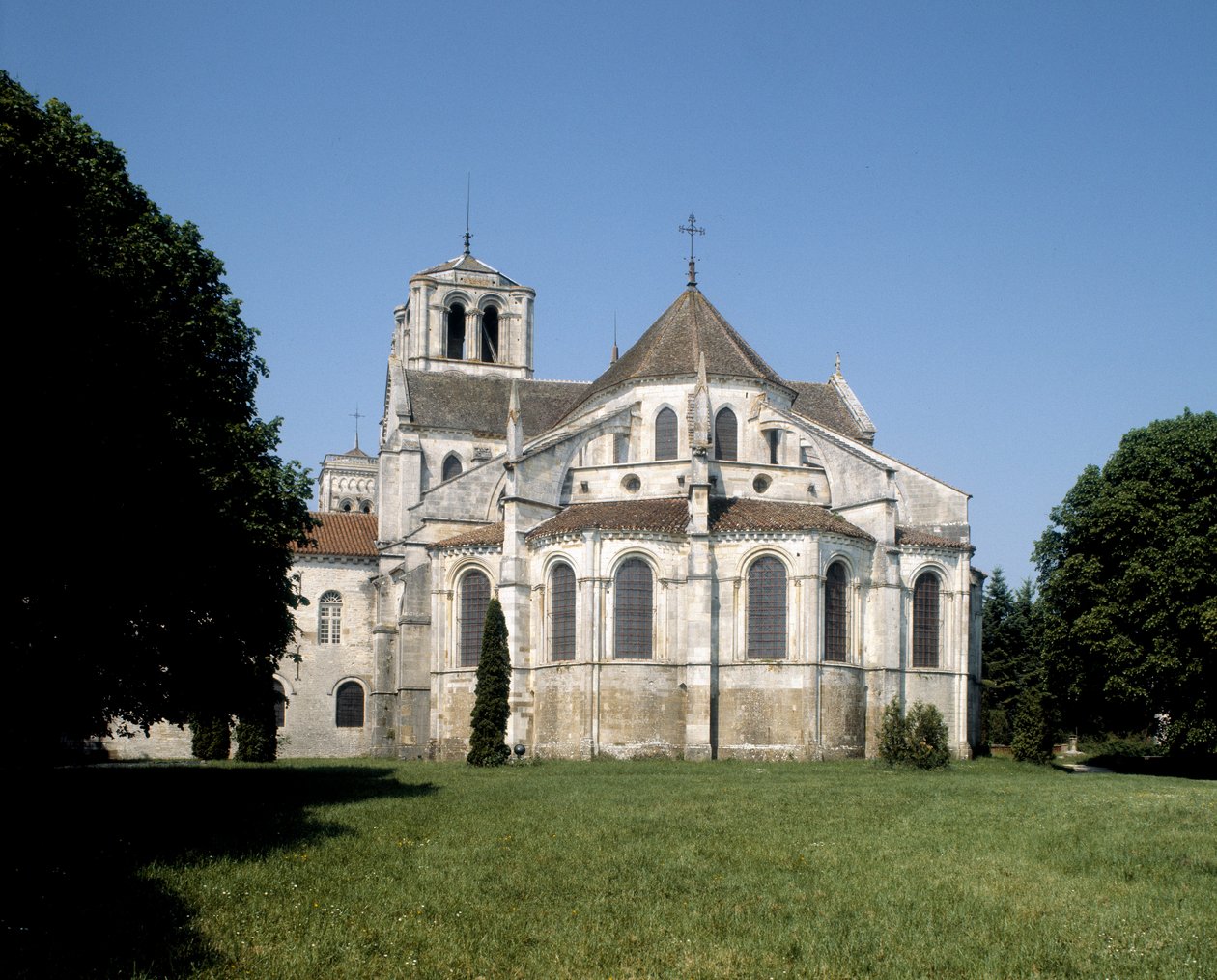 Vue générale de la Basilique - Romanesque