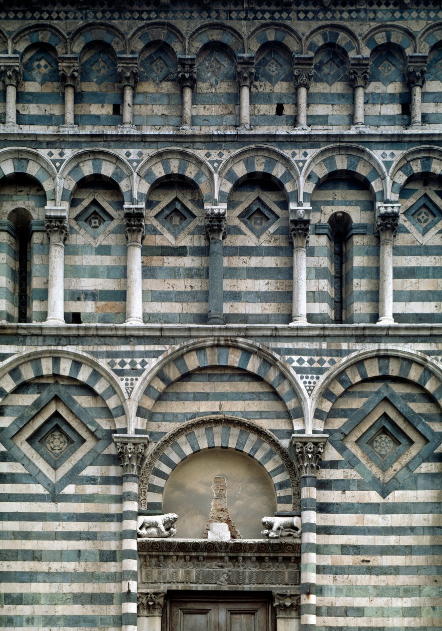 Art roman : détail de la façade polychrome - Romanesque