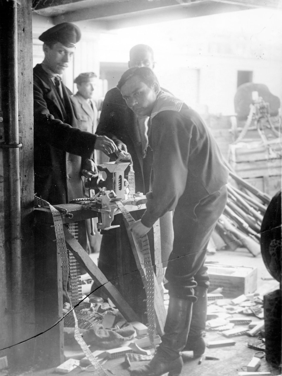 Usine de munitions, Saint-Pétersbourg, 1917 - Russian Photographer