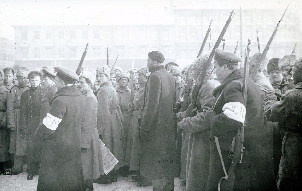 Milice révolutionnaire arrêtant des policiers, février 1917 - Russian Photographer