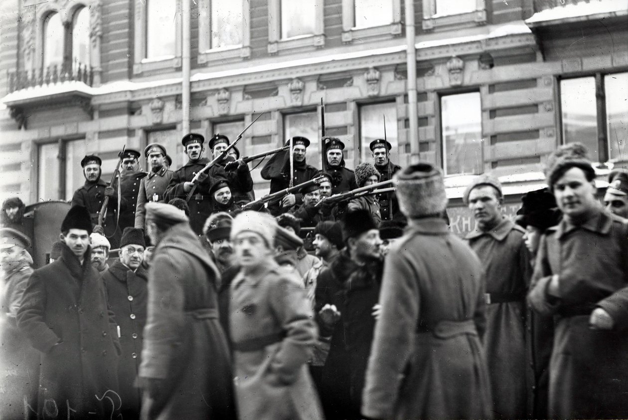 Soldats et marins révolutionnaires dans les rues de Petrograd, février 1917 - Russian Photographer