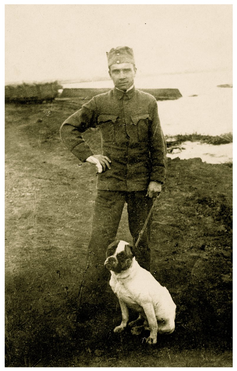 Soldat russe avec un chien, 1914-18 - Russian Photographer