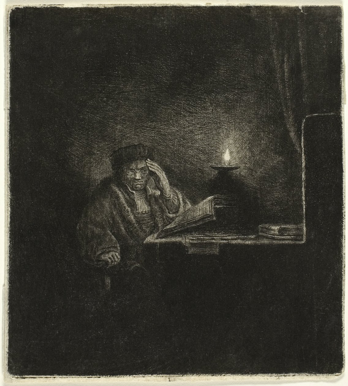 Étudiant à une table à la lumière d